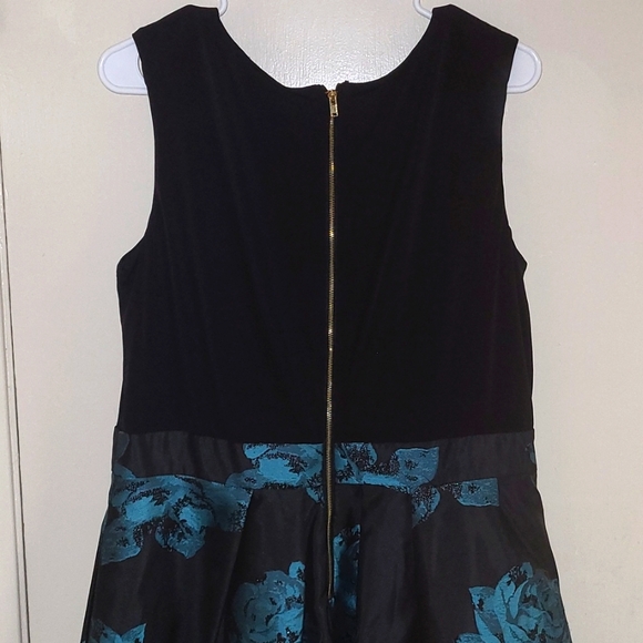 SLNY New York fit and flare dress. - Picture 4 of 4